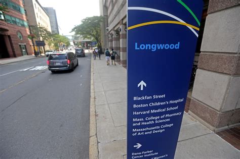 Sinkhole shuts down part of Longwood Ave. in Boston’s medical hub